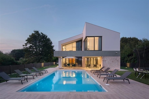 Schöne hochmoderne Villa in ruhiger grüner Umgebung in Ližnjan auf 910 qm. Land