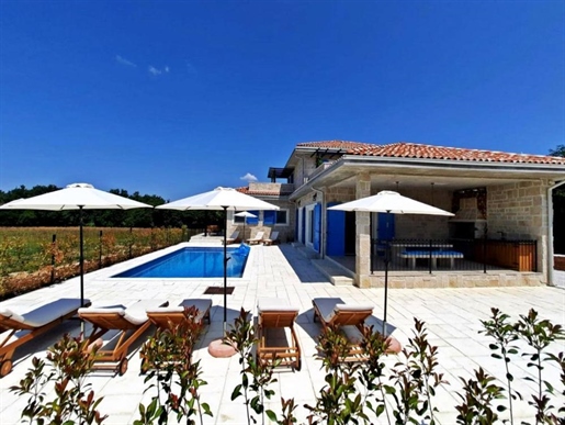 Stone villa with a swimming pool and a spacious garden in Kanfanar, Rovinj region