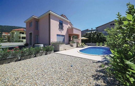 Wonderful family villa in Kastela with swimming pool and garage, just 300 meters from the beach