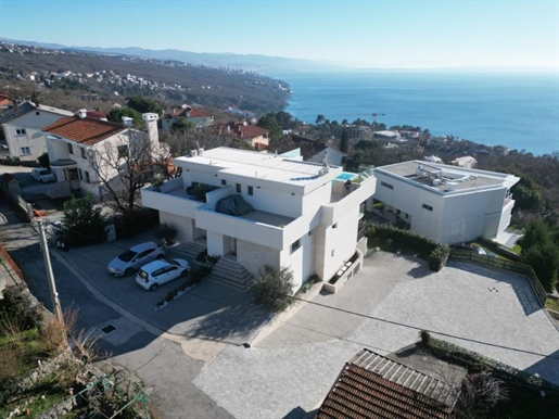 Neue moderne Villa in Pobri, Opatija mit Pool auf der obersten Etage und atemberaubendem Meerblick