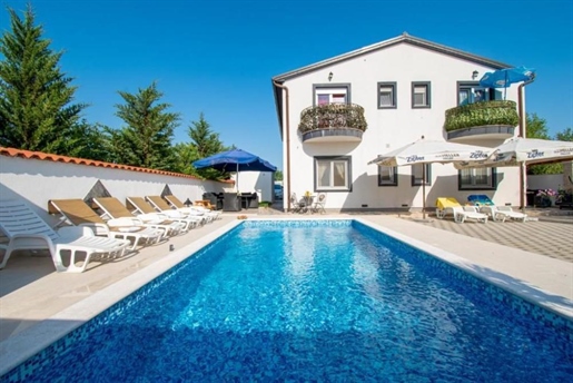 Aparthaus mit Swimmingpool in Veli Vrh, Stadtrand von Pula