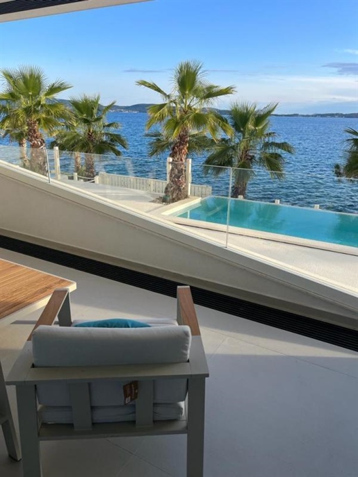 Luxuriöses Apartment in erster Reihe zum Meer in der Nähe von Zadar, in einer Residenz mit Pool und