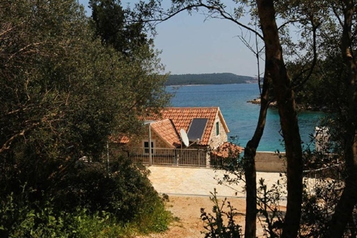 Steinhaus auf Hvar am Meer mit Anlegestelle für ein Boot