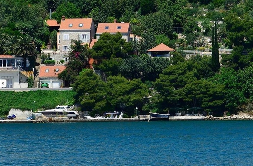 Einzigartige prächtige Villa mit Schwimmbad auf der Ersten Linie des Meeres in der Nähe von Dubrovni