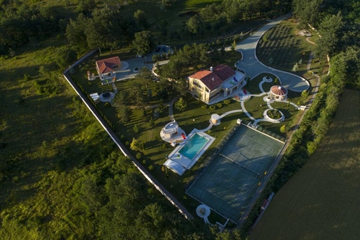 Exclusive estate with spacious garden and additional facilities, Žminj