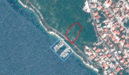 Vorteilhaftes Grundstück direkt am Meer in der Gegend von Crikvenica für touristische Entwicklung un