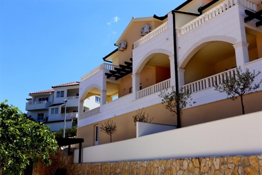 New house with magnificent sea view with terraces and apartments 50 meters from the beach in the tow