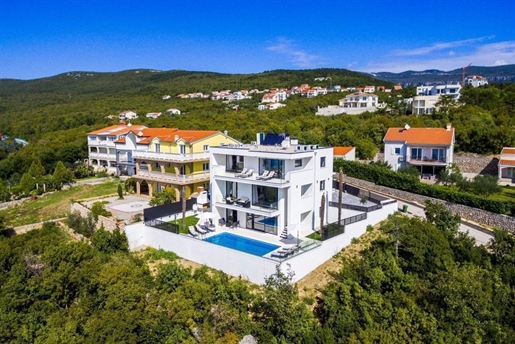 Luxury villa with swimming pool and sea view in Crikvenica just 450 meters from the sea