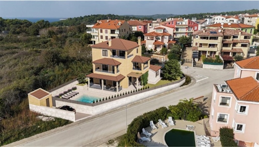 Neu gebaute Villa mit Pool in Premantura am Eingang zum Naturpark Kamenjak