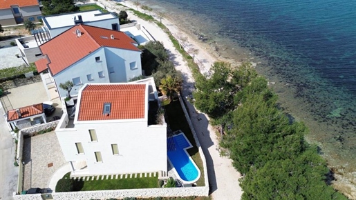 Schöne Villa in einzigartiger Lage in der ersten Reihe zum Meer in der Gegend von Zadar