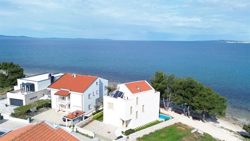 Schöne Villa in einzigartiger Lage in der ersten Reihe zum Meer in der Gegend von Zadar