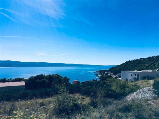 Great land for investment in Duce on Omis riviera