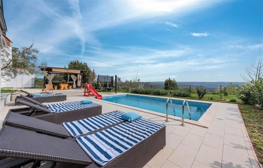 Perfekte Villa mit Swimmingpool in Brtonigla mit entferntem Meerblick