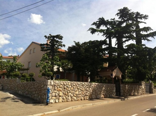 Haus mit 6 Wohnungen in Novi Vinodolski, 250 Meter vom Meer entfernt