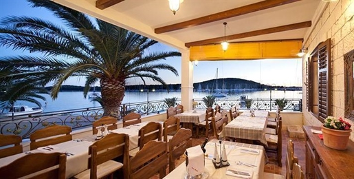Замечательный ресторан в Рогознице прямо у моря.