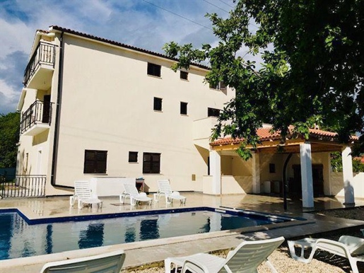 Apart-Haus mit 5 Wohnungen und Schwimmbad in Sveti Lovrec, Porec
