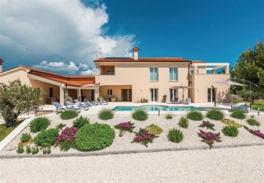 Beautiful estate with olive grove on 5800 sq.m. Of land