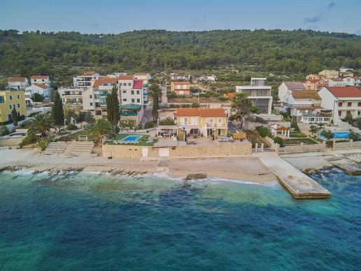 Fascinating beachfront villa with swimming pool and pier on Ciovo