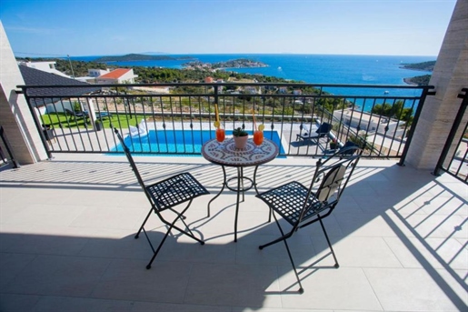 Remarkable villa for sale in Sevid just 200 meters from the sea