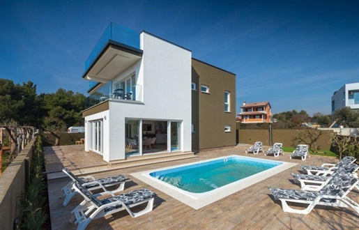 Moderne Villa in Fazana mit Meerblick, nur 700 m vom Meer entfernt