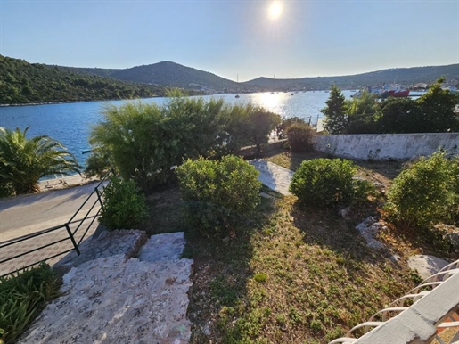 Seltenes Anwesen in der 1. Reihe zum Meer mit Liegeplatz für ein Boot in Vinisce, Trogir