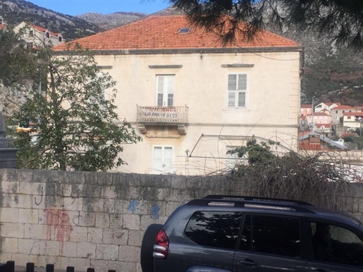 Villa in erster Linie in der Gegend von Mokosica in Dubrovnik, die einer kompletten Renovierung beda