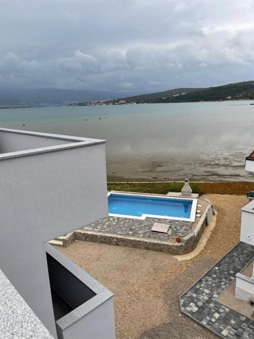 Waterfront new penthouse with 4 bedrooms in Cizici right by the beach, residence with swimming pool