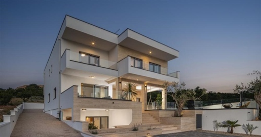 Moderne Villa mit offenem Meerblick, nur 150 Meter vom Strand entfernt