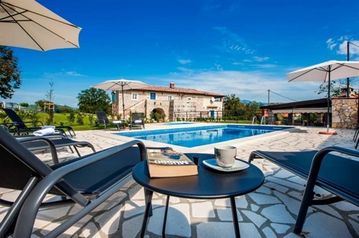Beautiful rustic villa for sale in Kršan on 2825 sq.m. Of land with tennis terrain