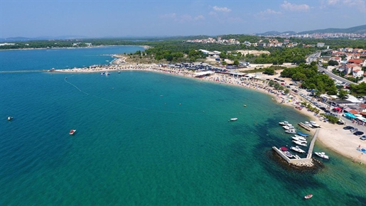 House with 2 apartments on the 2d row to the sea in Brodarica, for sale