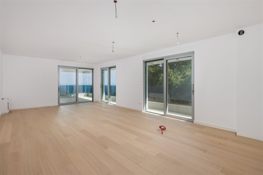 Exclusive apartment in a new building in Opatija with sea view, shared pool, garage, for sale