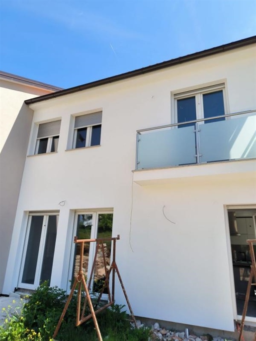 Neu gebautes Reihenhaus in Rovinjsko Selo, Rovinj nur 7 km vom Meer und Stadtzentrum entfernt