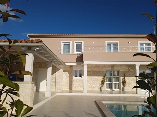 Neue solide Villa in Žminj mit Swimmingpool