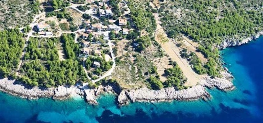 Исключительная недвижимость на острове Хвар с 4 апартаментами у моря