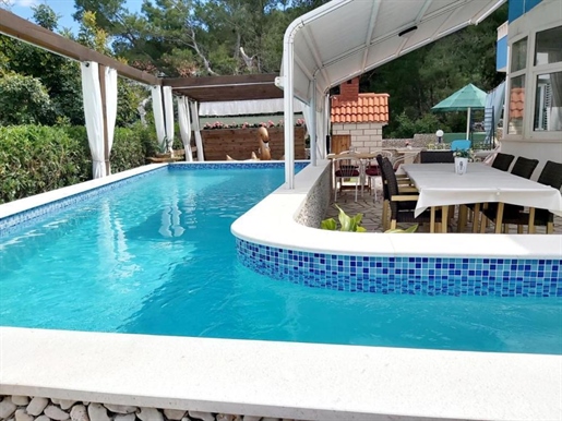 Apart-Haus mit Pool auf Ciovo in der Nähe von Trogir zu verkaufen, 20 Meter vom Strand entfernt