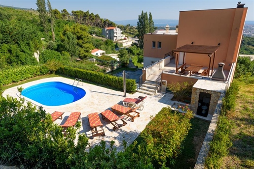 Luxusvilla mit Pool und Panoramablick auf das Meer in den Hügeln von Soline