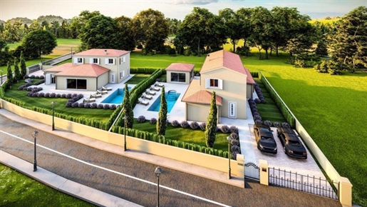 Solid villa of traditional Mediterranean outlook with swimming pool near the sea in Porec area