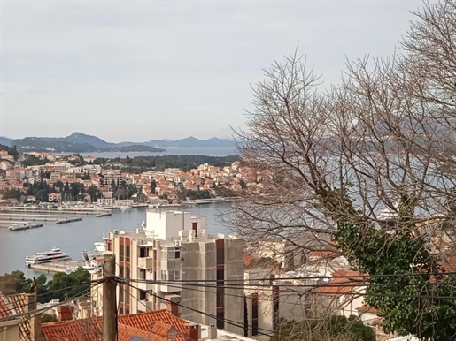 Инвестиционная недвижимость в Дубровнике с видом на море, всего в 100 метрах от моря