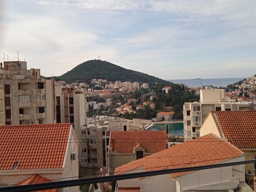 Investment property in Dubrovnik with sea views, only 100 meters from the sea