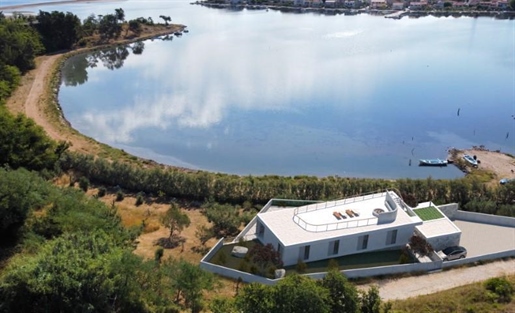Einzigartige Villa am Wasser mit Caravella-Architekturkonzept in der Gegend von Nin, Zadar