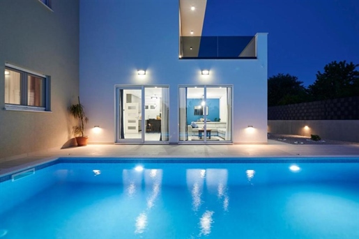 Wonderful new 4-bedroom villa in Kastela area, 390 meters from the beach