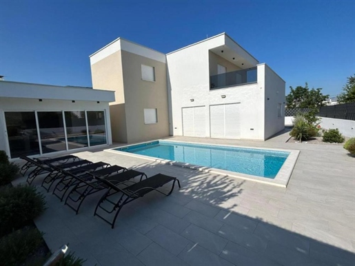 Wunderschöne neue Villa mit 4 Schlafzimmern in der Gegend von Kastela, 390 Meter vom Strand entfernt