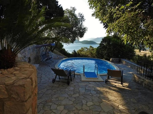 Beautiful Dalmatian stone property with swimming pool and sea views in Klek area