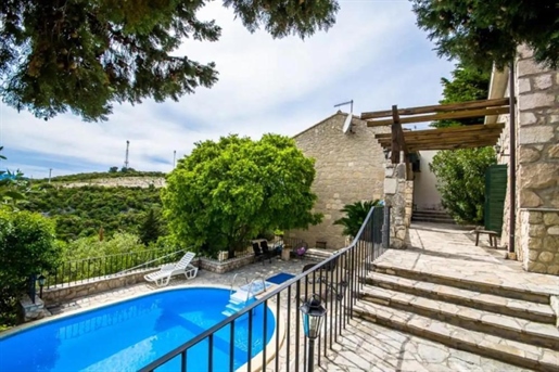 Beautiful Dalmatian stone property with swimming pool and sea views in Klek area