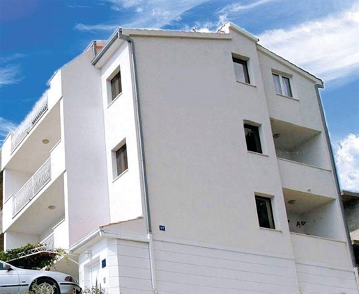 Apart-Haus direkt am Meer, in der ersten Reihe in Dugi Rat, Riviera von Omis - mit 5 Wohneinheiten