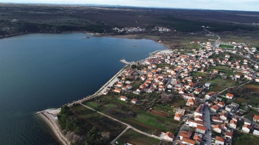 Grundstück in der ersten Reihe zum Meer in der Nähe von Zadar