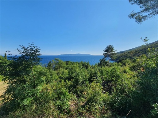 Perfect land plot with beatilful sea views just 30 meters from the sea