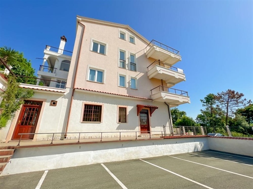 Hochwertige, möblierungsfertige Wohnung mit Panoramablick und nahe dem Meer in Lovran