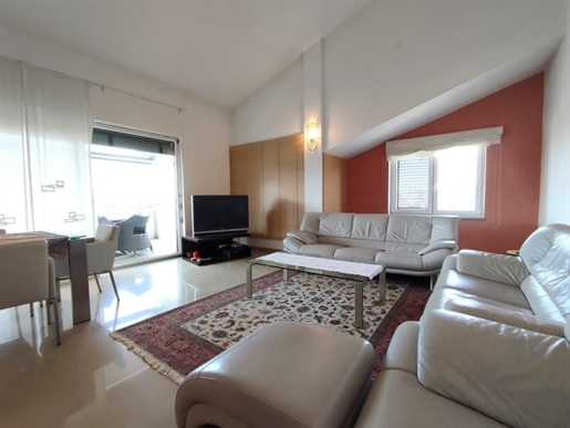 Penthouse of 120 m2, sea view, jacuzzi, garden, parking, furnished - in Pjescana Uvala