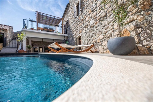 Schöne authentische Villa auf der Insel Krk mit Pool und Designrenovierung